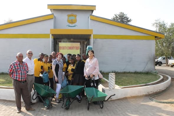 Gardening tools donation to Vooruitsig JS School