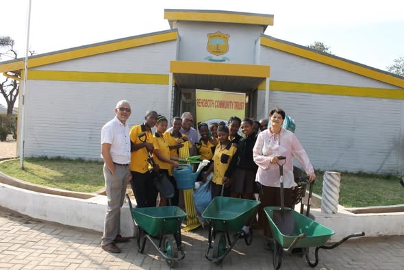 Vooruitsig JS School gardening project