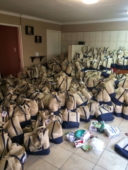Christmas hamper distribution - Groot Aub